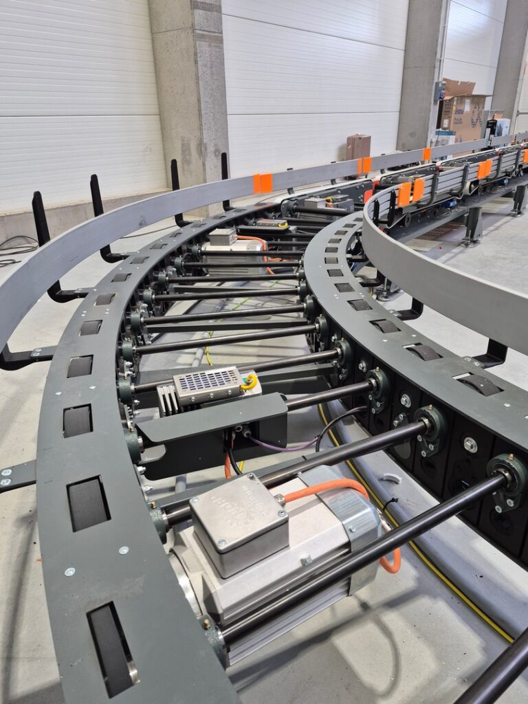 Motoreduktor do przenośnika taśmowego – jak dobrać moment i przełożenie?